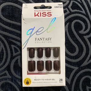 Kiss gel nails, short (dark maroon/brown)